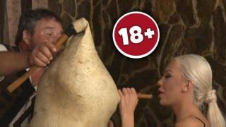 Как според Мис Плеймейт 2019 се свири на гайда (видео)