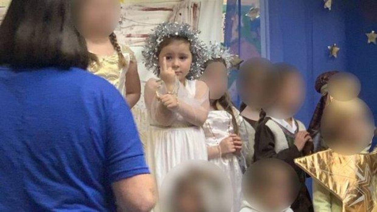 Малко момиченце 20 минути показва среден пръст по време на детско представление (снимки)