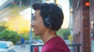 JBL пусна на пазара безжични слушалки, които се зареждат от слънчева светлина (видео)