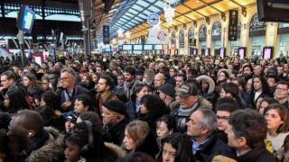 Масови стачки заради пенсионната реформа във Франция на "черния вторник"