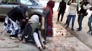Жени защитават невъоръжен мъж oт полицията на протестите в Индия (видео)