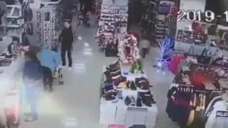 Жена опита да открадне малко дете, докато майка му пазарува в голям магазин (видео)