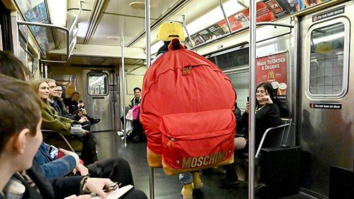 Moschino представи абсурдно голяма раница и предизвика подигравки в мрежата (снимки)