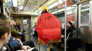 Moschino представи абсурдно голяма раница и предизвика подигравки в мрежата (снимки)