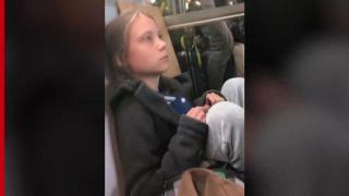 Грета Тунберг наистина е пътувала на пода в претъпкан влак, доказва видео