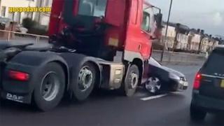 Шофьор на камион влачи кола по магистрала без да разбере (видео)