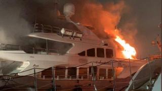 Пожар унищожи луксозната яхта за 7 милиона на певеца Марк Антъни (видео и снимки)