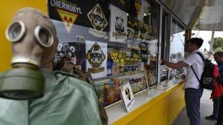 Радиоактивен сладолед и графити на пениси: токсичните телевизионни туристи превзеха Чернобил (снимки)
