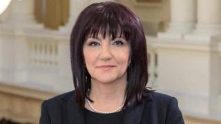 Караянчева даде странно обяснение за грешния правопис на "брекзиД" (снимки)