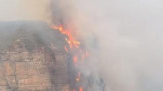 Опустошителни пламъци преодоляха 200-метрова скала в Австралия (видео и снимки)