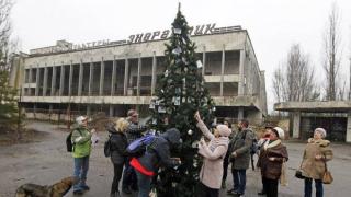 За първи път след аварията в Чернобил украсиха коледна елха в Припят (видео и снимки)