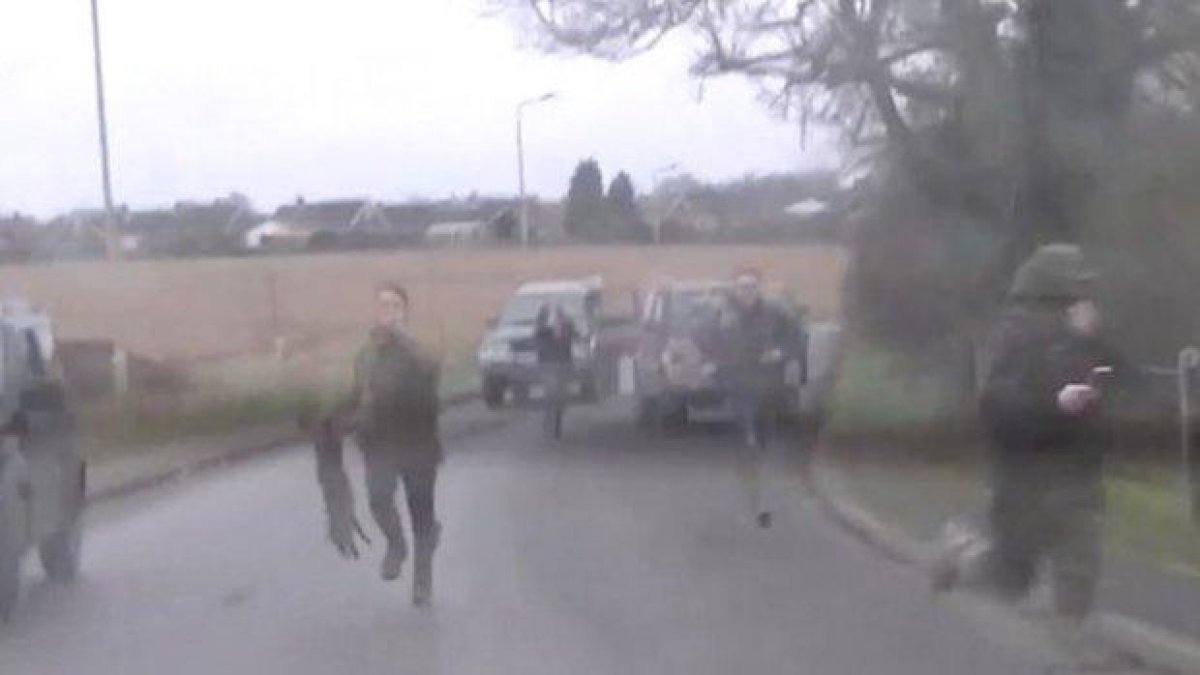 Ядосани ловци хвърлиха кървав труп на лисица по протестиращи природозащитници (видео 18+)