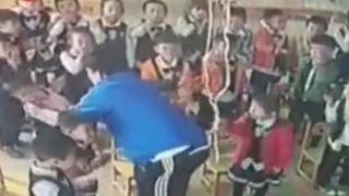 Учител в градина кара децата сами да си бият шамари по лицето (видео)