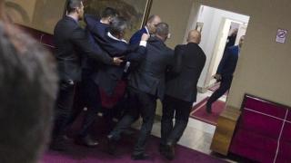 Депутати се биха в парламента на Черна гора (видео и снимки)