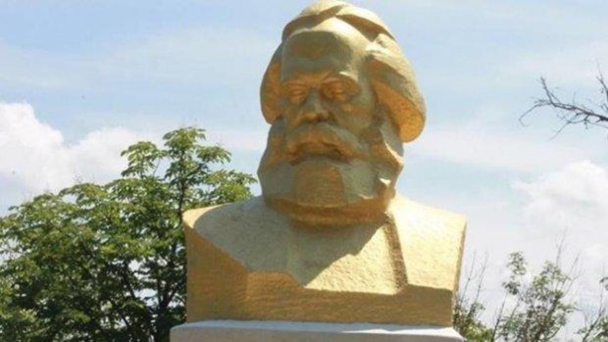 Сложиха името на Христо Ботев на паметник на Карл Маркс в Бесарабия (снимка)