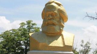 Сложиха името на Христо Ботев на паметник на Карл Маркс в Бесарабия (снимка)