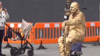 Видео разобличава "левитацията" на живите улични статуи