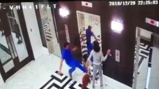 Лекар спасява куче, след като каишката му е заклещена от асансьор (видео)
