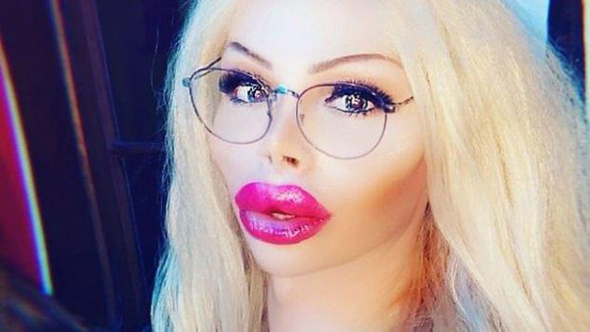 25-годишен мъж, определящ се като полово неутрален, иска да изглежда като кукла (снимки)