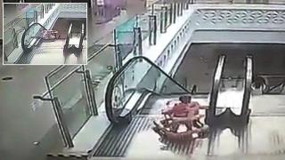 Бебе беглец падна от ескалатор в китайски мол (видео и снимки)