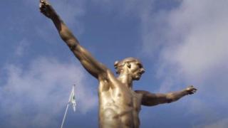 Статуята на Златан Ибрахимович в Малмьо бе премахната след вандалски прояви върху нея (видео)