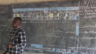 Учител преподава информатика без компютър, на черна дъска с тебешири (видео и снимки)