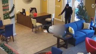 93-годишен откри стрелба по работник заради наводнен апартамент (видео и снимки)