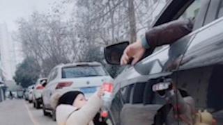 Дете на 1 годинка върна обратно хвърлен боклук през прозореца на кола (видео)