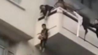Баба спусна 7-годишното си внуче с въже през балкона, за да хване избягала котка (видео)