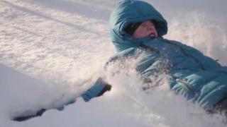 Хлапета осъзнават болезнено, че снегът не е толкова мек, колкото изглежда  (видео)