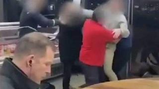 Мъж спокойно хапва и цъка на телефона си насред масово меле в дюнерджийница (видео)