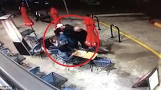 Бездомник се опита да открадне 6-годишно момиченце от скута на майка му (видео и снимки)