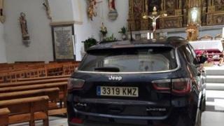 Мъж вряза колата си в църква, за да търси "спасение от дявола" (видео и снимки)