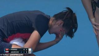Тенисистка избухна в плач на корта на "Australian Open", заради задимяване и задушаваща жега (видео)