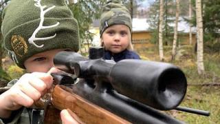 Баща учи невръстните си деца да ловуват, за да "уважават" животните (видео и снимки)