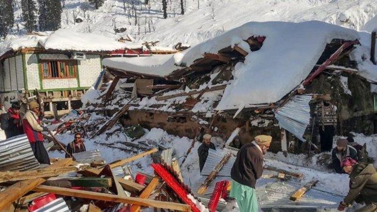 12-годишно момиче оцеля 18 часа, затрупано от лавина в дома си в Хималаите (снимки)