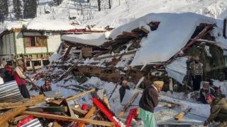 12-годишно момиче оцеля 18 часа, затрупано от лавина в дома си в Хималаите (снимки)