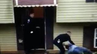 Заснеха полицай да мята 76-годишна баба на земята по време на акция (видео и снимки)