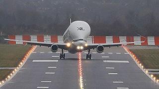 Новият Еърбъс BelugaXL кацна в Северен Уелс за първи път (видео и снимки)