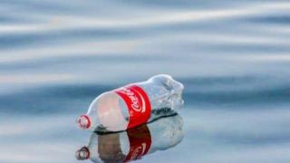 Потребителите искат пластмасови бутилки, твърдят от "Кока-Кола"