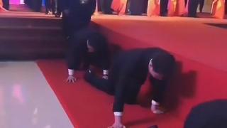 Шефове лазиха по пода пред служителите си, след като не постигнаха очакваните продажби (видео)