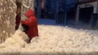 Морска пяна заля улиците на испански курорт (видео и снимки)