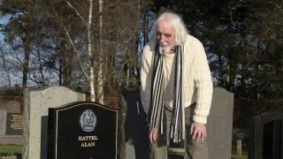 На мъж му се налага да доказва, че е жив, след като бившата му поръча надгробна плоча (снимки)