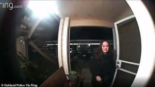 Камера на звънец засне нападение над жена пред входната ѝ врата (видео 18+)