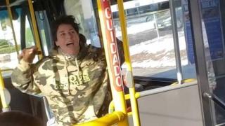 Жена крещи на китайски студенти в Америка да говорят на английски (видео)