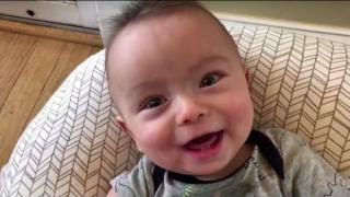 Баща записа как бебето му "изпълнява" рок хита "Thunderstruck" (видео)