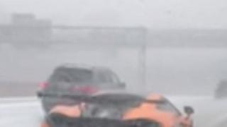 Макларън за 200 000 едва се влачи по заснежена магистрала в Ню Йорк (видео)
