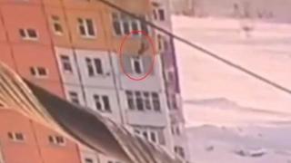 Рускиня падна от деветия етаж в снежна пряспа, стана, изтупа се и си тръгна (видео)