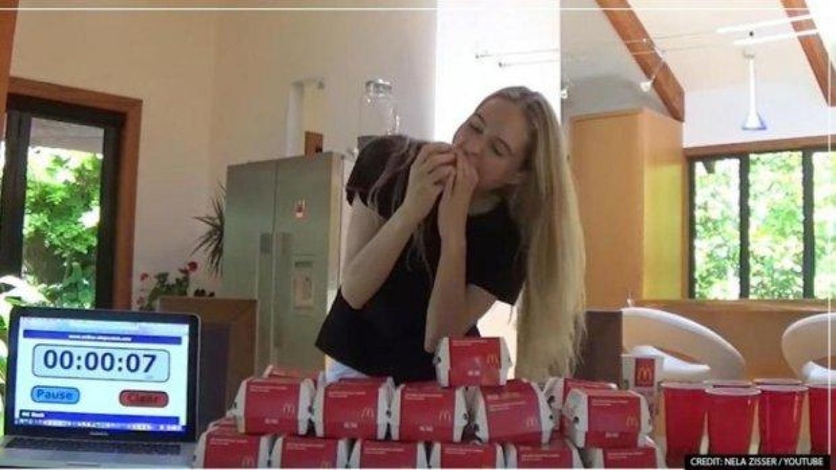 55-килограмово момиче изуми мрежата, изяждайки 22 големи бургера за по-малко от час (видео)