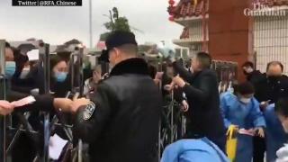 Десетки работници от фабрика в Китай се борят да получат маски за лица (видео)